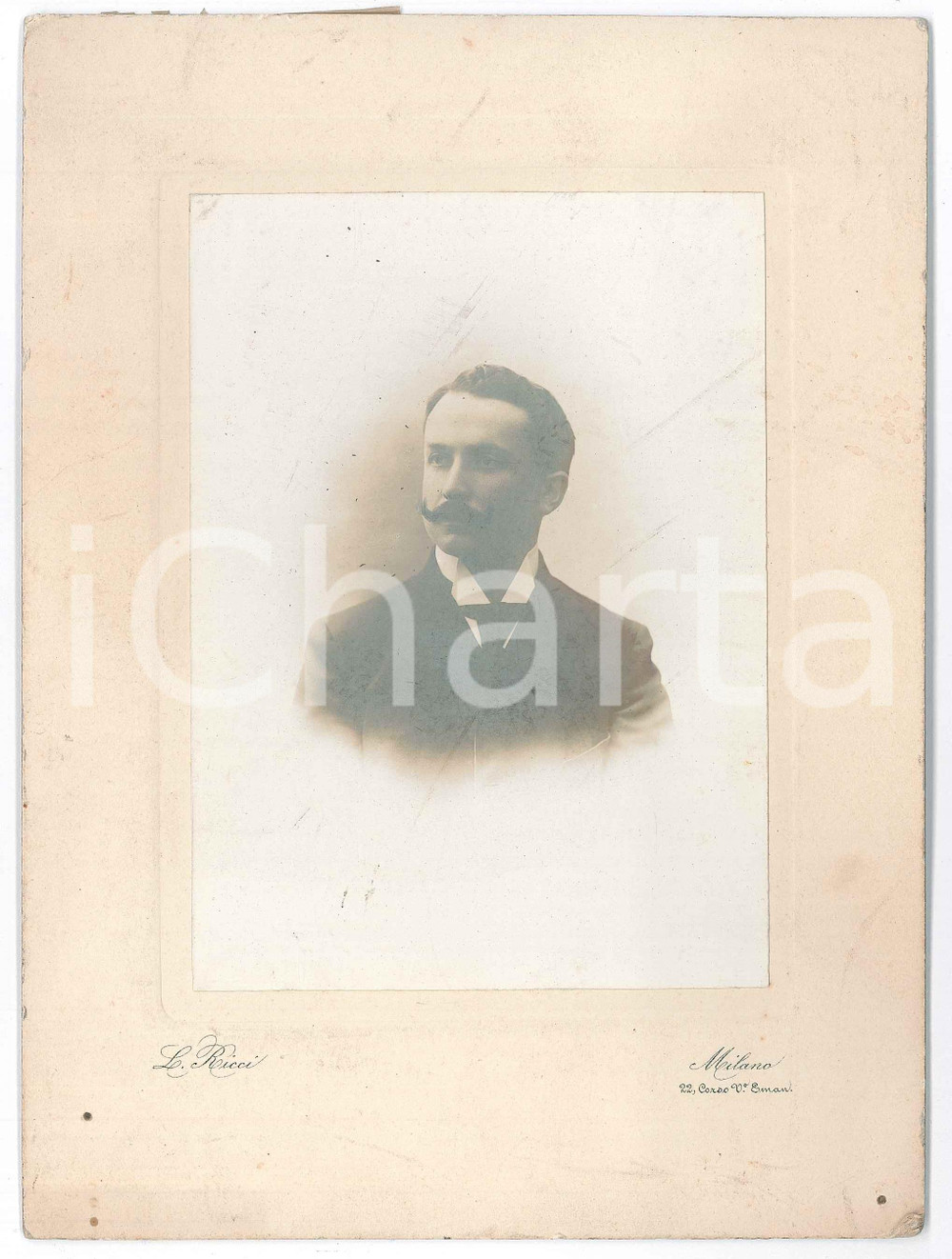 1900 ca MILANO Ritratto maschile - Busto *Foto Leone RICCI 16x22 cm Fotografia d'epoca, montata su cartoncino rigido.FOTOGRAFO: Leone Ricci - Milano, corso Vittorio Emanuele 22 GOOD/buono  Formato: 16x22 originale e autentica 1