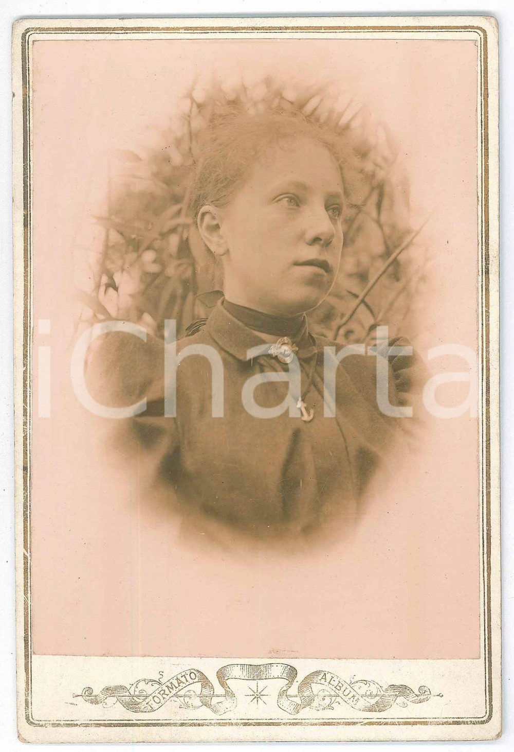 1900 ca ITALIA Giovane donna con ciondolo ad ancora (1) *Foto ANONIMA 11x16 cm  Fotografia d'epoca, su cartoncino rigido. GOOD/buono  Formato: 11x16 cm originale e autentica 1