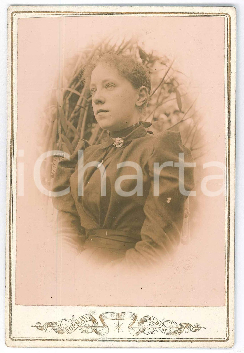 1900 ca ITALIA Giovane donna con ciondolo ad ancora (2) *Foto ANONIMA 11x16 cm  Fotografia d'epoca, su cartoncino rigido. GOOD/buono  Formato: 11x16 cm originale e autentica 1
