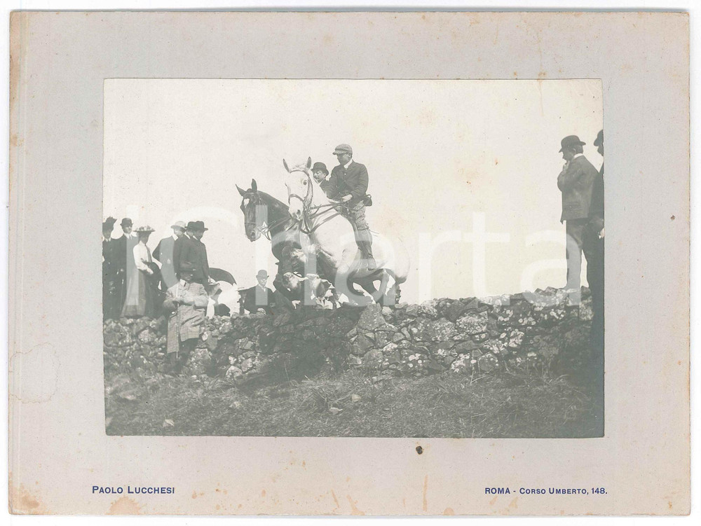 1900 ca Area di ROMA - EQUITAZIONE - Cavalli al salto *Foto Paolo LUCCHESI (2) Fotografia d'epoca, montata su cartoncino rigido.FOTOGRAFO: Paolo Lucchesi - Roma, corso Umberto 148 POOR/danneggiato macchie Formato: 21x16 cm originale e autentica 1
