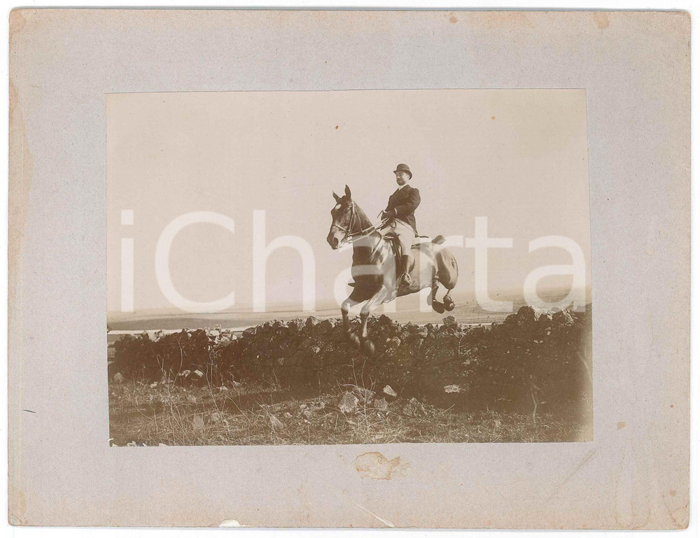 1900 ca Area di ROMA (?) EQUITAZIONE - Cavallo al salto *Foto 21x16 cm Fotografia d'epoca, montata su cartoncino rigido. POOR/danneggiato lievi macchie al cartoncino e residuo cartaceo Formato: 21x16 cm originale e autentica 1