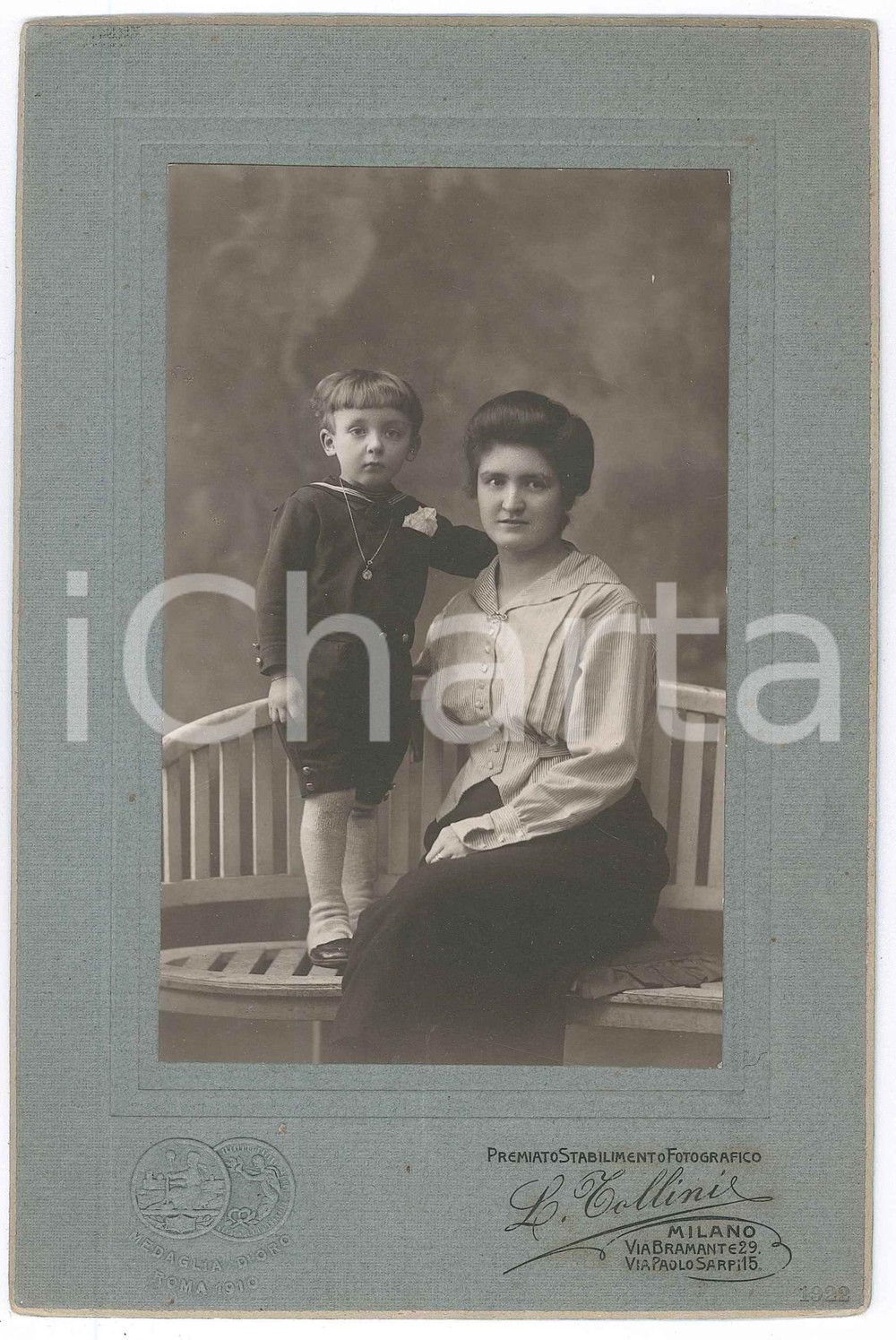 1910 ca MILANO Madre e figlio su una panchina - Foto L. TOLLINI 13x20 cm Fotografia originale d'epoca, montata su cartoncino rigido.FOTOGRAFO: L. Tollini - Milano, via Bramante 29/ via Sarpi 115 GOOD/buono  Formato: 13x20 cm originale e autentica 1