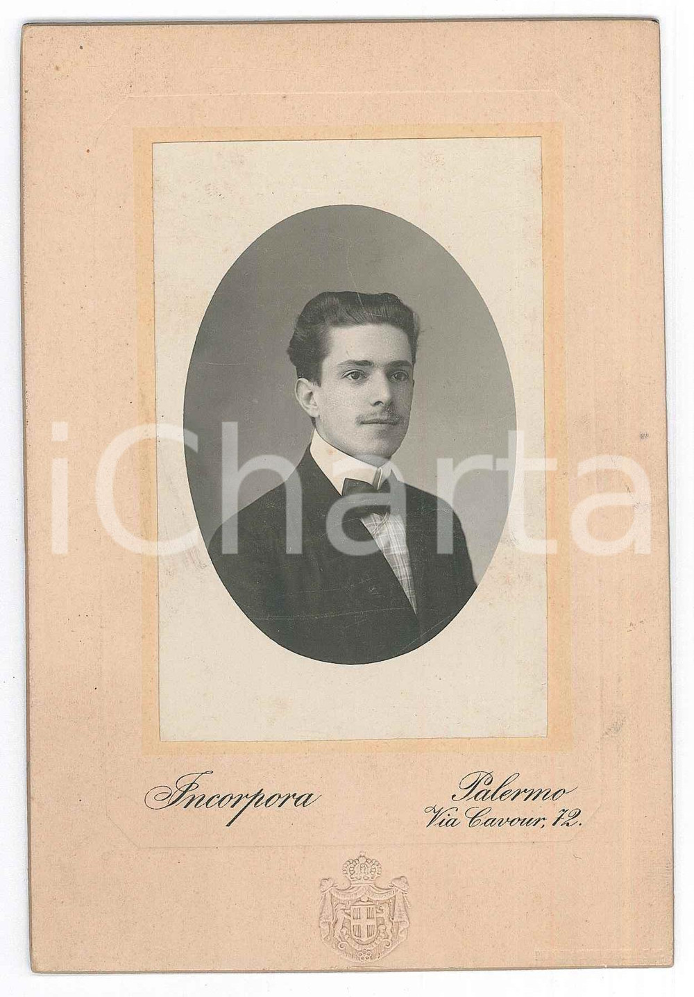 1910 ca PALERMO Giovane uomo con camicia a quadretti *Foto INCORPORA 11x16 Fotografia d'epoca, su cartoncino rigido.  GOOD/buono  Formato: 10x15 cm originale e autentica 1