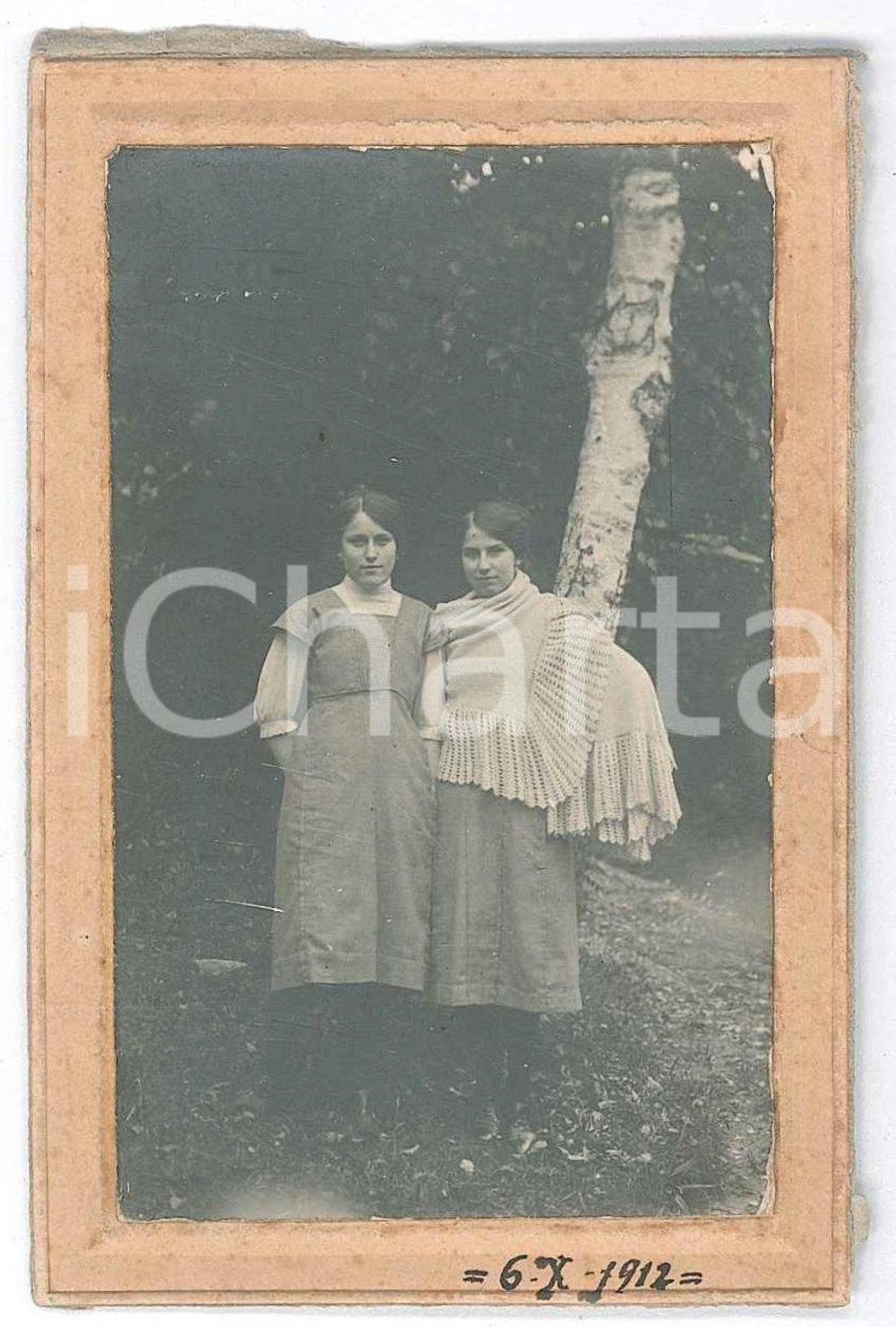 1912 ITALIA Due sorelle in giardino - Ritratto con scialle *Foto ANONIMA 7x10 cm Fotografia originale d'epoca, su cartoncino rigido.  GOOD/buono  Formato: 7x10 cm originale e autentica 1