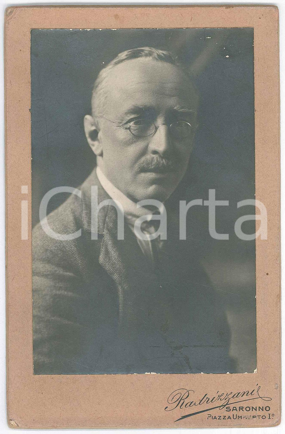 1915 ca SARONNO (VA) Ritratto maschile - Profilo - Foto RADRIZZANI 11x17 cm Fotografia d'epoca, su cartoncino rigido.FOTOGRAFO: Radrizzani - Saronno, Piazza Umberto I GOOD/buono  Formato: 11x17 cm originale e autentica 1