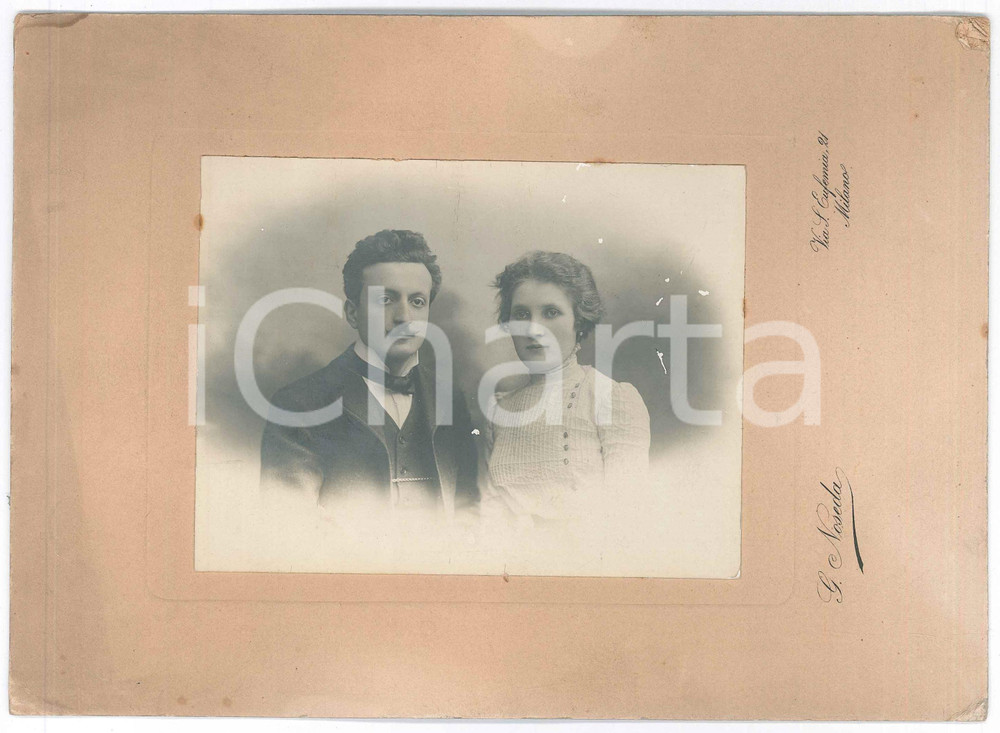 1900 ca MILANO Ritratto di una coppia di sposi *Foto GUIGONI & BOSSI 23x17 Fotografia d'epoca, su cartoncino rigido. FOTOGRAFO: Guigoni &amp; Bossi - Milano FAIR/discreto piccole abrasioni Formato: 23x17 cm originale e autentica 1