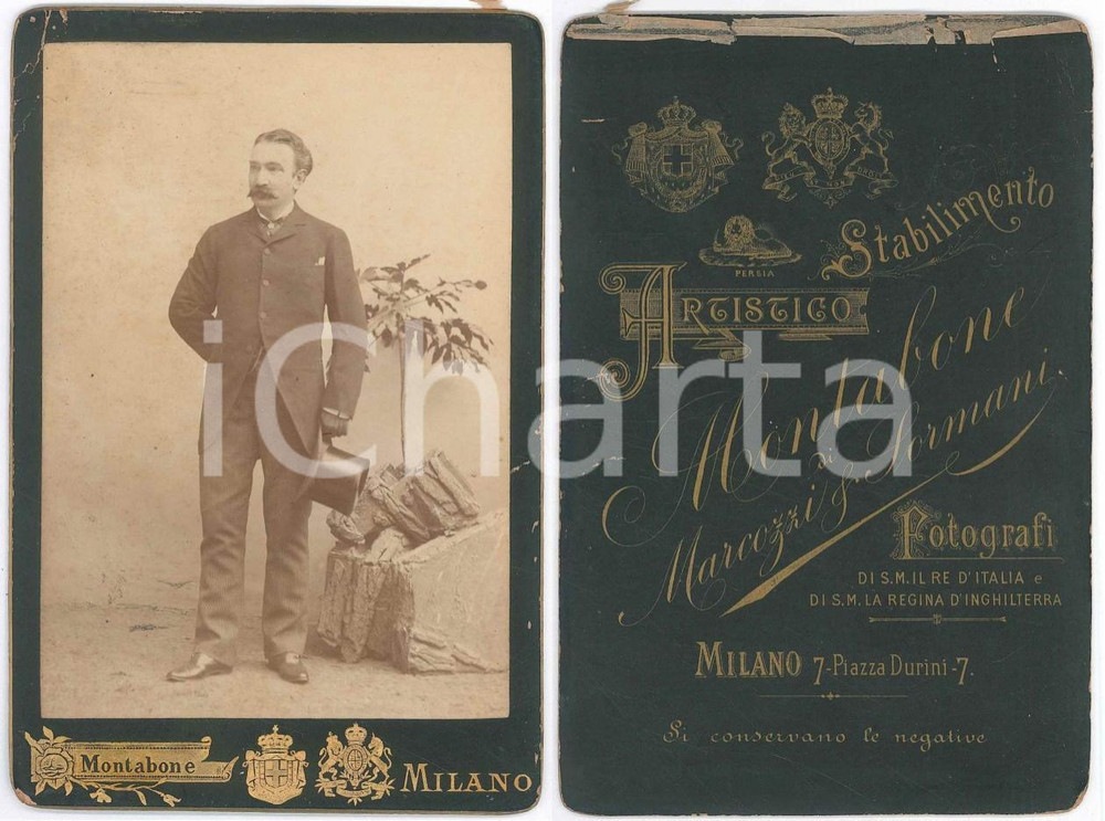 1890 ca MILANO Uomo con il cappello in mano - Ritratto - Foto MONTABONE 11x16 cm Fotografia d'epoca, su cartoncino rigido. FOTOGRAFO: Montabone - Milano, piazza Durini 7 GOOD/buono  Formato: 11x20 cm originale e autentica 1
