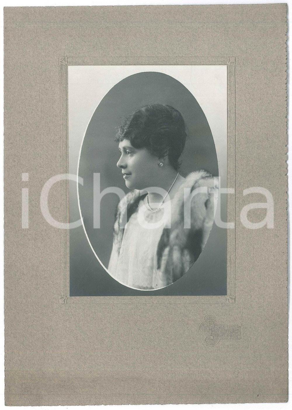 Fotografia d epoca originale 1915 ca MILANO Ritratto di donna con pellicciotto Foto G. B. GANZINI 18x26 cm 1