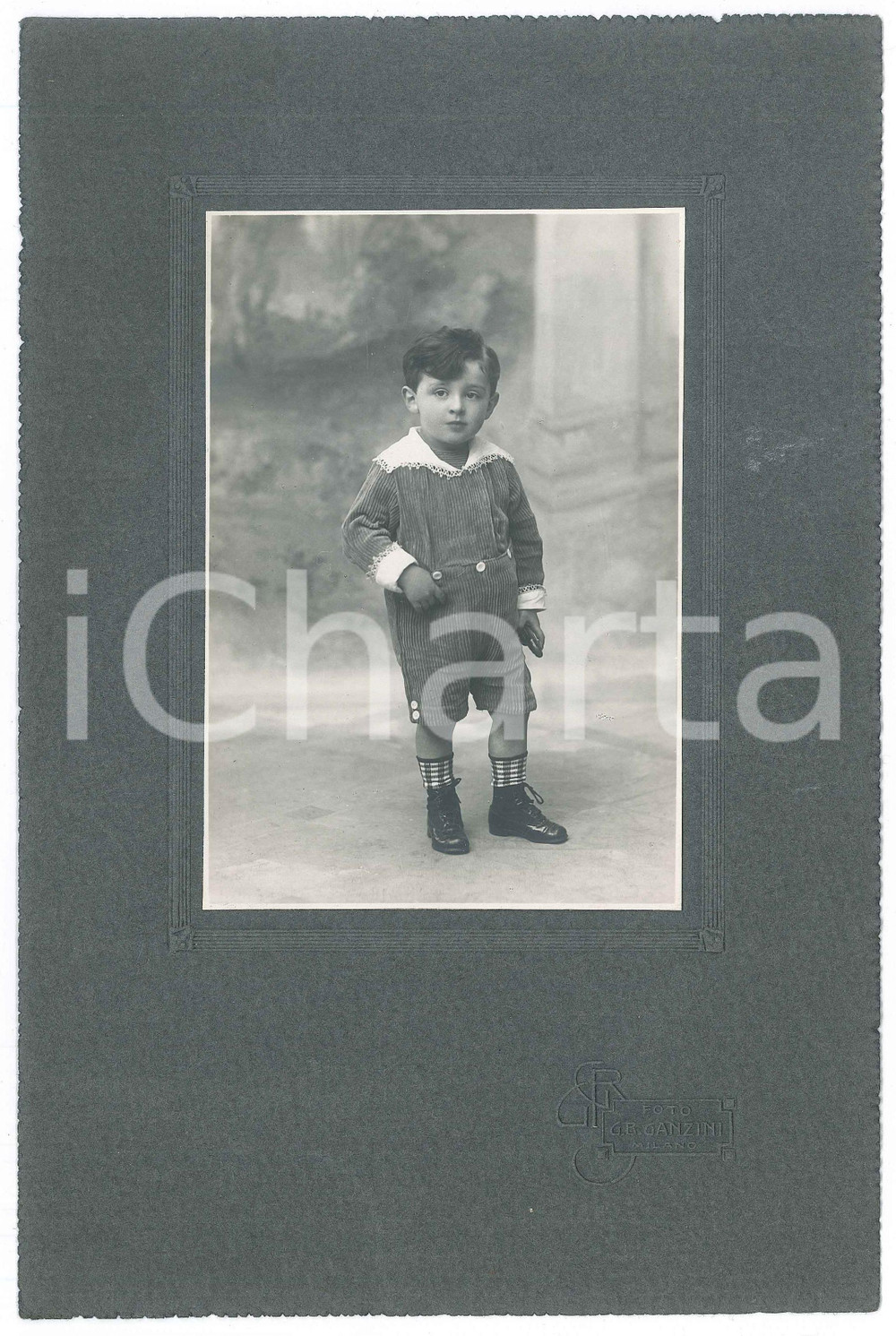 Fotografia d epoca originale 1915 ca MILANO Bambino in abito di velluto Foto G. B. GANZINI 18x26 cm 1