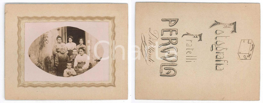 1890 ca ITALIA Gruppo di donne con bambini - Foto F.LLI PERGOLA Dilettanti RARA Fotografia originale d'epoca, su cartoncino rigido, con indicazione manoscritta del fotografo al verso.  GOOD/buono  Formato: 12x10 cm originale e autentica 1