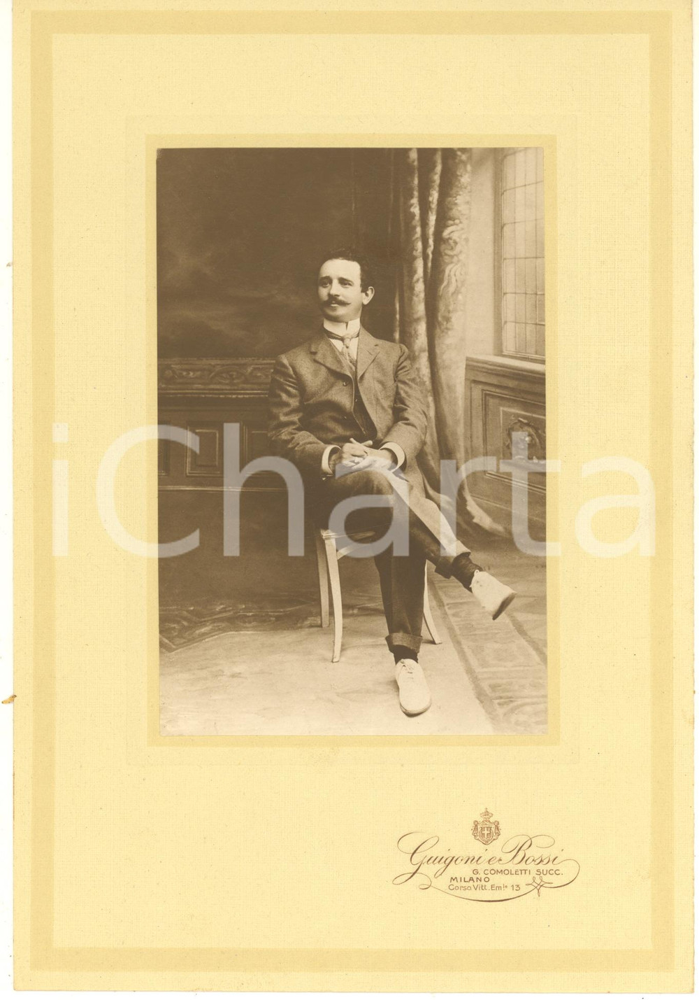 1910 ca MILANO Ritratto maschile in salotto *Foto GUIGONI e BOSSI 17x24 cm Fotografia d'epoca, su cartoncino morbido, con velina protettiva originale.  GOOD/buono  Formato: 17x24 cm originale e autentica 1