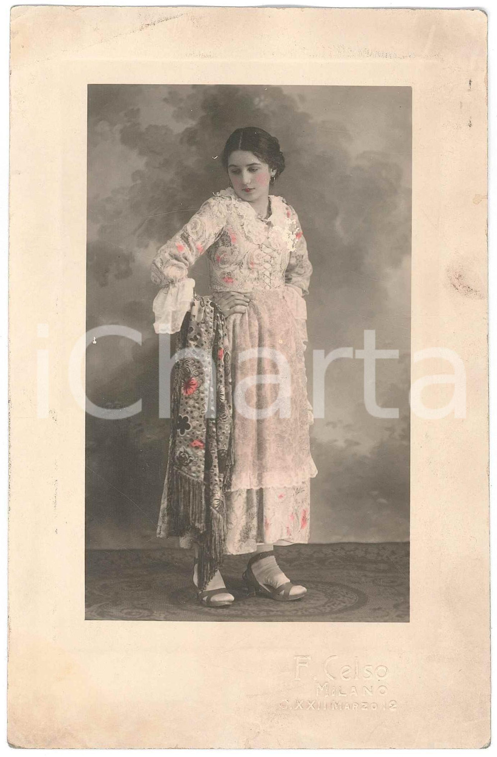 1930 ca MILANO Donna in costume tradizionale *Foto F. CELSO 11x17 cm Fotografia d'epoca, su cartoncino morbido, con coloriture.  FAIR/discreto piegature angolari Formato: 17x24 cm originale e autentica 1