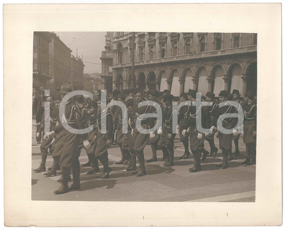 1930 ca FASCISMO MILANO Piazza DUOMO - Sfilata di avanguardisti - Foto 30x24 cm Fotografia d'epoca, stampata su cartoncino morbido. GOOD/buono  Formato: 30x24 cm originale e autentica 1