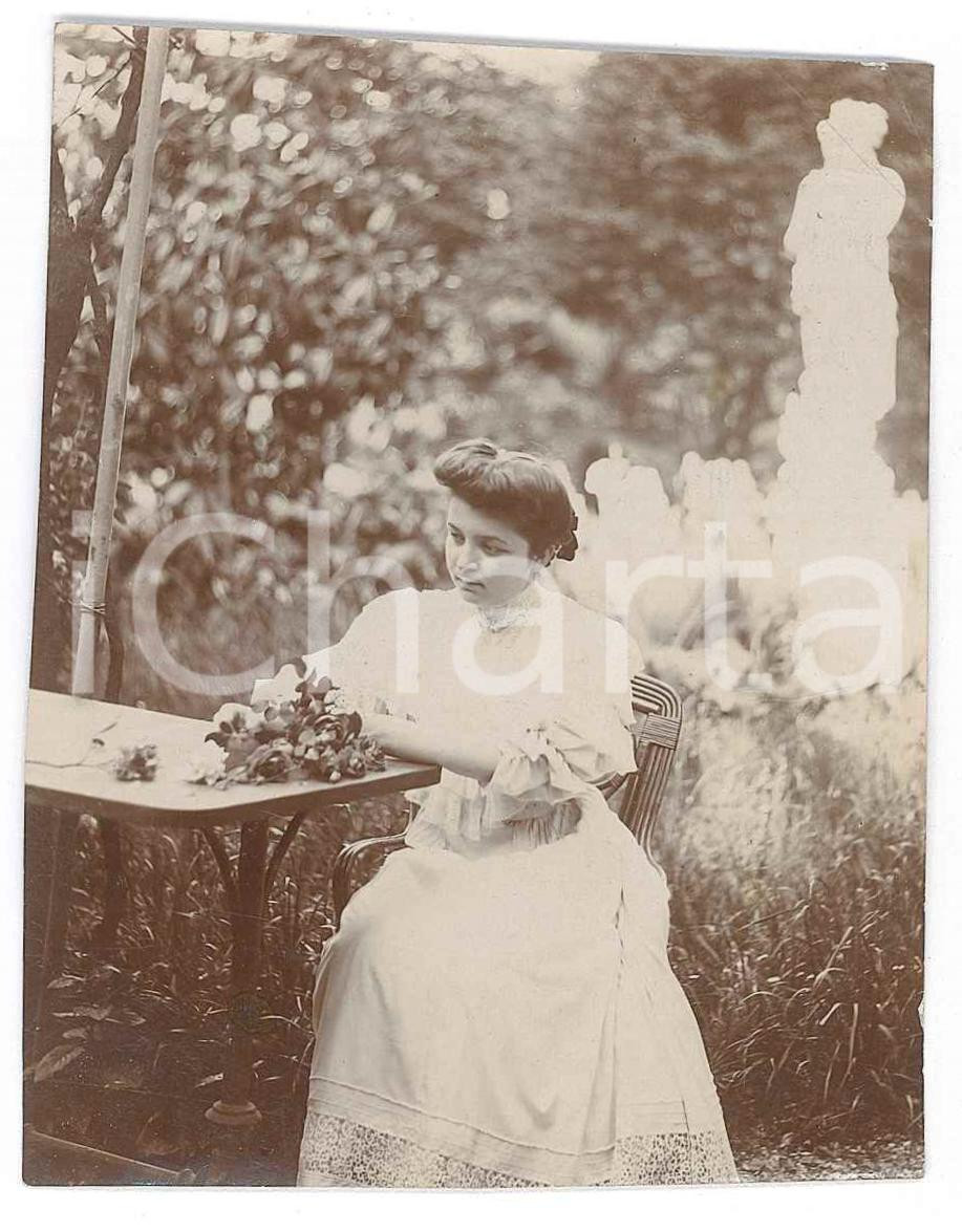 Fotografia d epoca originale 1900 ca ITALIA Donna in giardino con bouquet di fiori  Foto anonima 8x9 cm 1