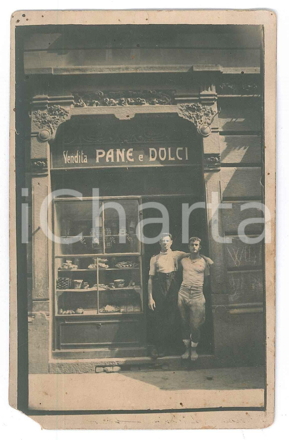1925 ca ITALIA - MESTIERI Due panettieri presso il loro negozio - Foto 9x14 cm