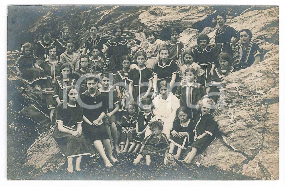 Fotografia d epoca originale 1920 ca CHIAVARI GE Colonia femminile  Ragazze sulle rocce  Foto E. MIGONE 1