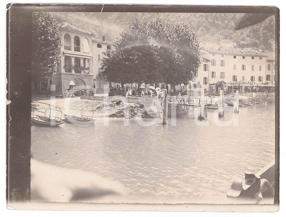 Fotografia d epoca originale 1910 ca LAGO MAGGIORE  Folla al pontile  Batell  Foto anonima 12x9 cm 1