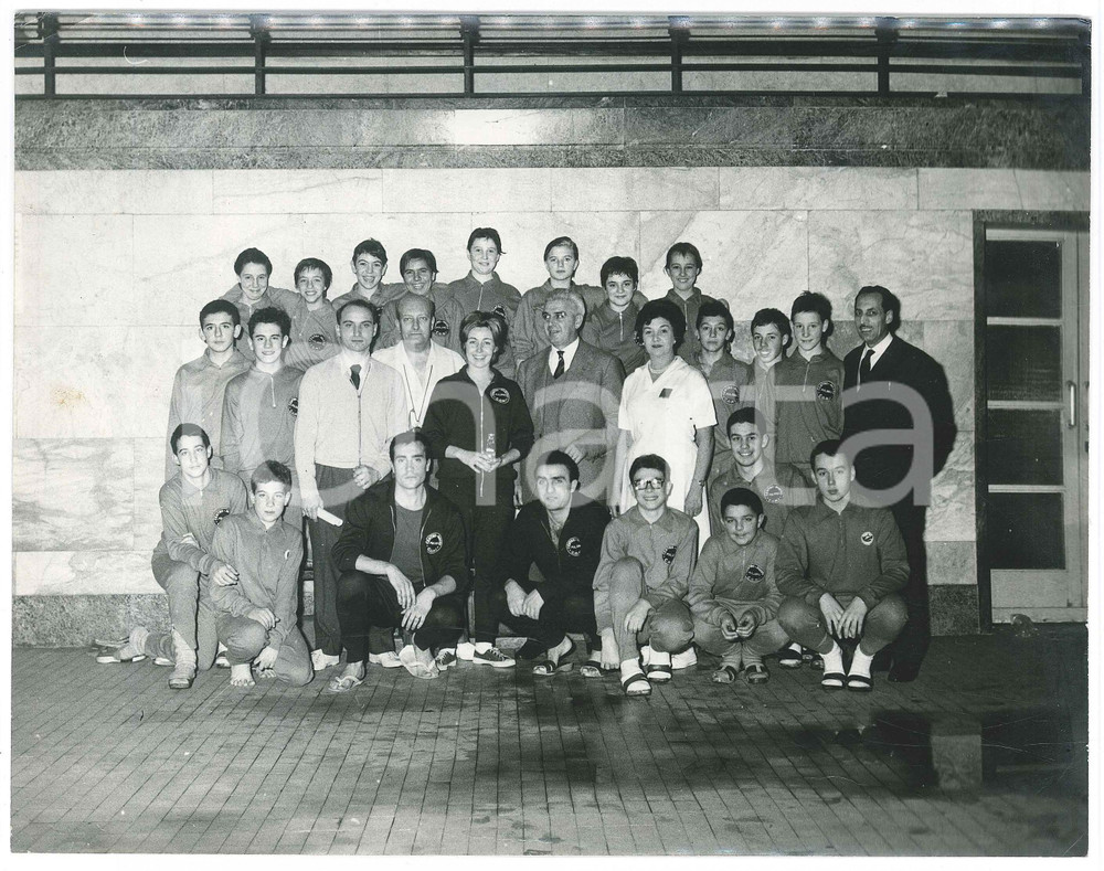 1970 ca MILANO Centro NUOTO CONI - Squadra giovanile e allenatori - Foto 24x18
