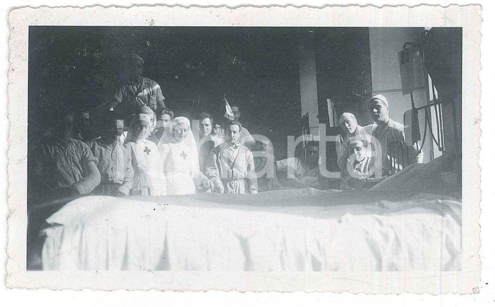 1940 ca WW2 Crocerossine e soldati in ospedale - Fotografia 12x7 cm