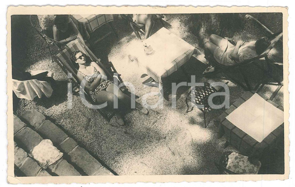 1935 ca COSTUME ITALIA - Donne al sole in un cortile - Foto anonima 13x8 cm