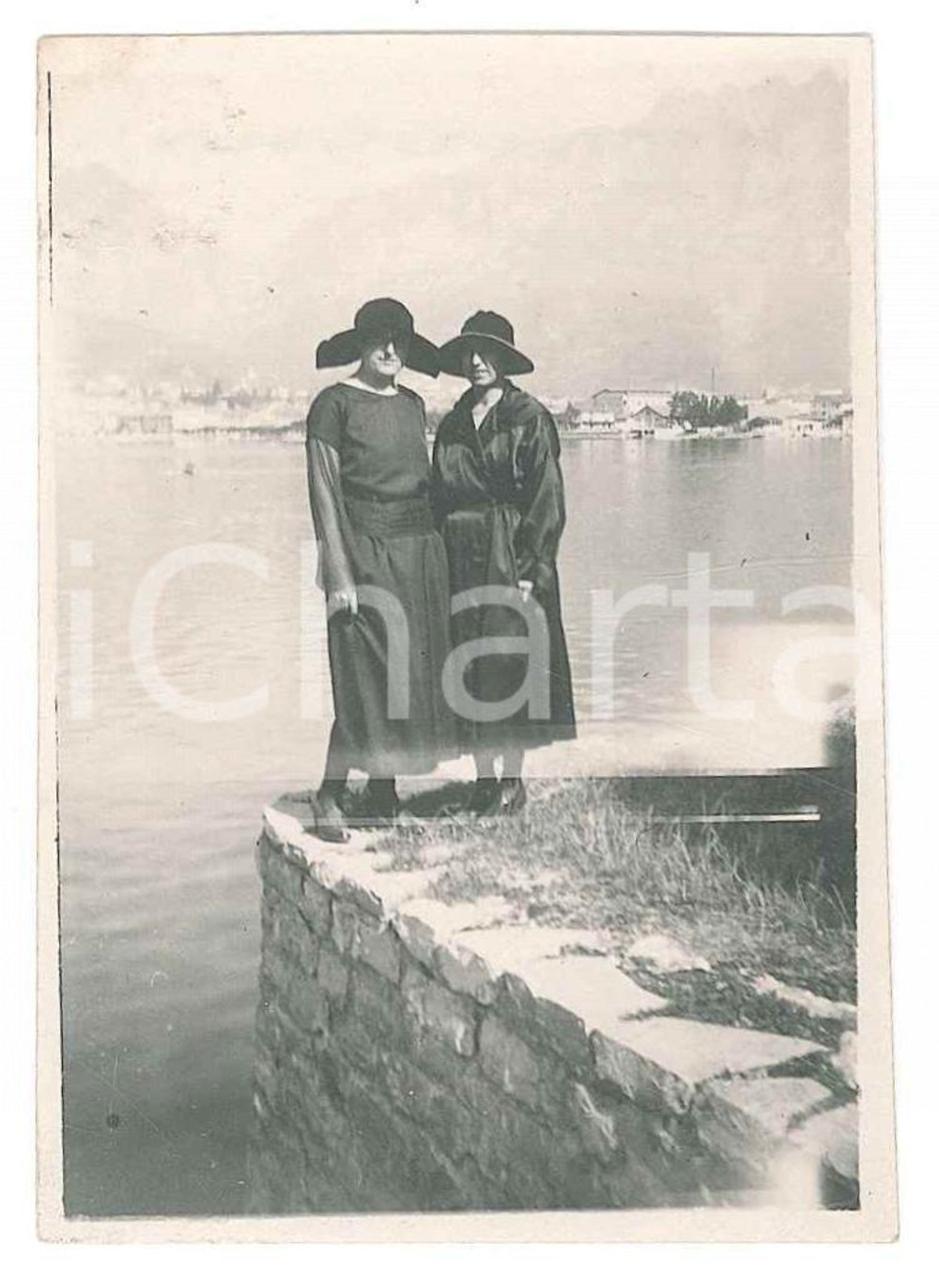 1922 LAGO DI LECCO Donne sul lungolago tra Malgrate e Lecco - Foto 6x8 cm