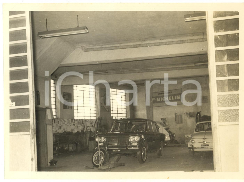 Fotografia d epoca originale 1960 ca GAMBOLO  PV Officina con auto e FIAT 500 in riparazione Foto 18x13 cm 1