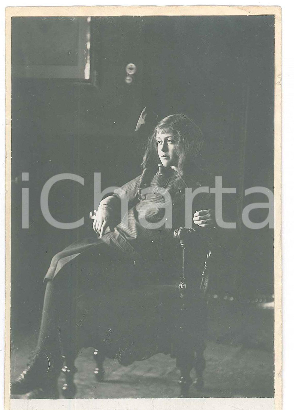 Fotografia d epoca originale 1925 ca GERMANY Young girl in a checkered dress  Photo Ludwig NEHER 9x14 cm 1