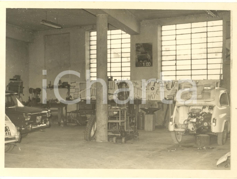 Fotografia d epoca originale 1960 ca GAMBOLO  PV Officina con FIAT 500 in riparazione Foto 18x13 cm 1