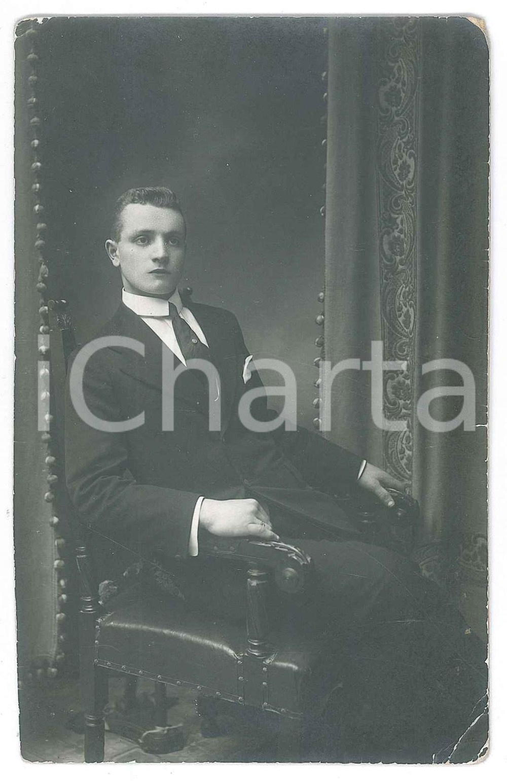 1920 ca MILANO Ritratto di giovane uomo in poltrona - Foto Amos CASIRAGHI