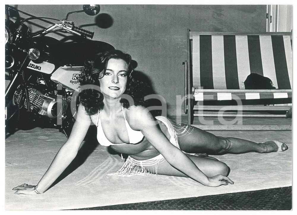1970 ca EROTICA VINTAGE  Modella in bikini con moto SUZUKI RV 90 (1) Foto 18x13  Fotografia originale. GOOD/buono  Formato: 18x13 cm originale e autentica 1