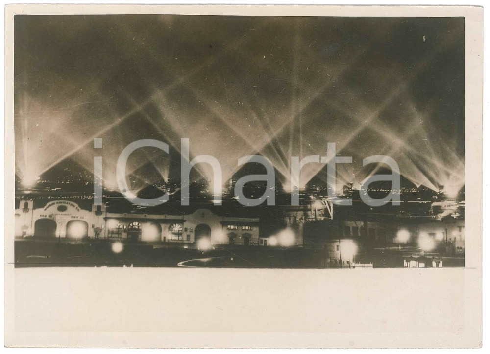 1934 SAN FRANCISCO (USA) Warships lighting up the sky  at night - Photo 18x13 cm  Fotografia d'epoca, con didascalia originale al verso. POOR/danneggiato segno a matita; lievi piegature marginali Formato: 18x13 cm originale e autentica 1