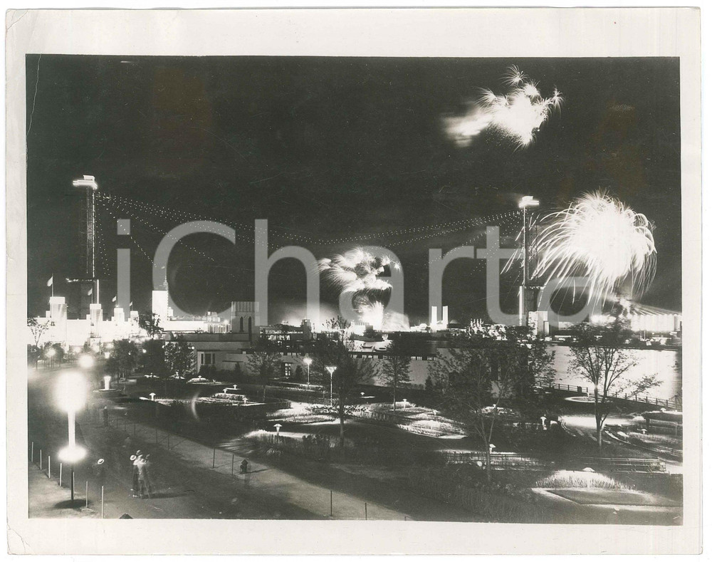 1934 WORLD'S FAIR CHICAGO The Fair at night - Photo 23x18 cm  Fotografia originale d'epoca, con didascalia originale al verso. POOR/danneggiato piegature marginali Formato: 23x18 cm originale e autentica 1