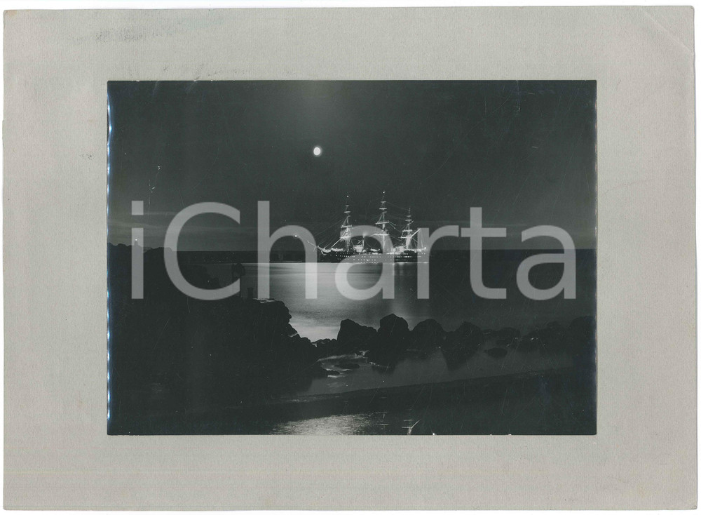 1950 PONTA DELGADA (AZZORRE) Nave illuminata - Notturno *Foto ARTISTICA 33x23 cm  Fotografia originale d'epoca, montata su cartoncino. GOOD/buono piegatura angolare al cartoncino Formato: 33x23 cm originale e autentica 1