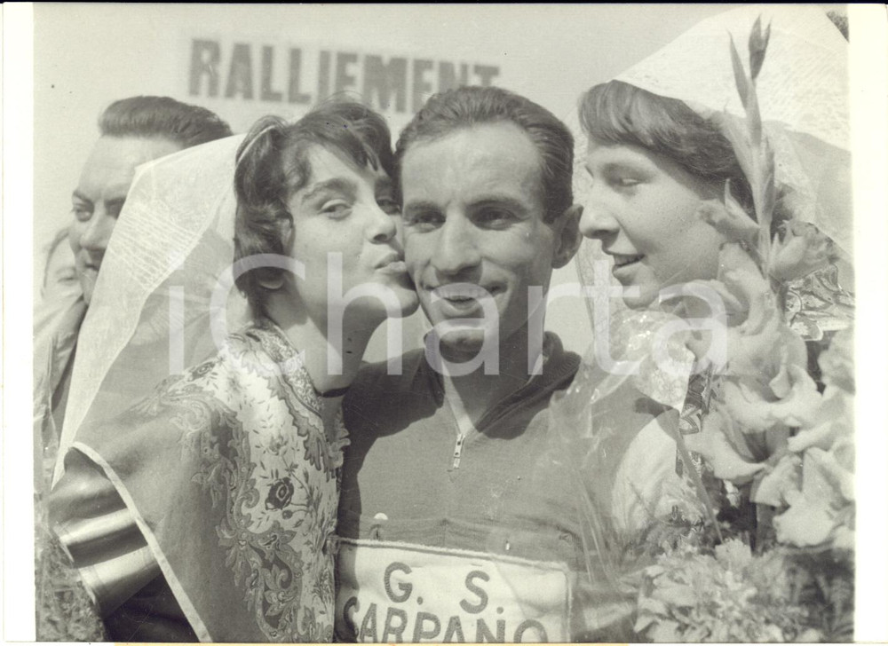 1960 TOUR DE FRANCE LIMOGES Nino DEFILIPPIS vincitore tra due giovani in costume