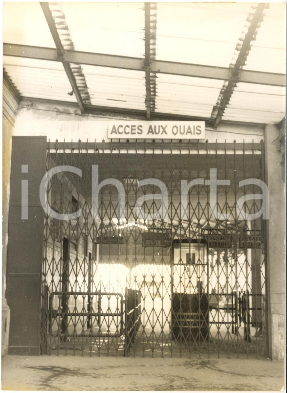 1963 PARIS Gare d'Austerlitz - Accès fermé pour la grève des cheminots *Photo