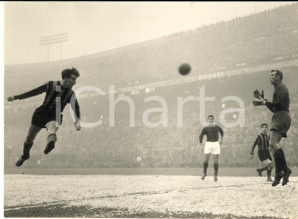 1958 MILANO CALCIO INTER-BOLOGNA 0-2 Colpo di testa di Antonio ANGELILLO *Foto