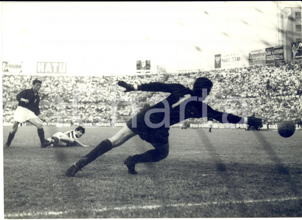 1960 ca TORINO CALCIO SERIE A JUVENTUS Omar SIVORI segna il 2° goal - Foto