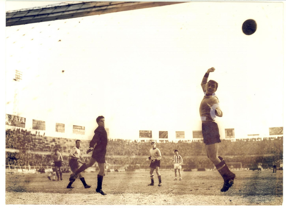 1960 ca TORINO CALCIO SERIE A JUVENTUS Tiro di Omar SIVORI deviato in angolo