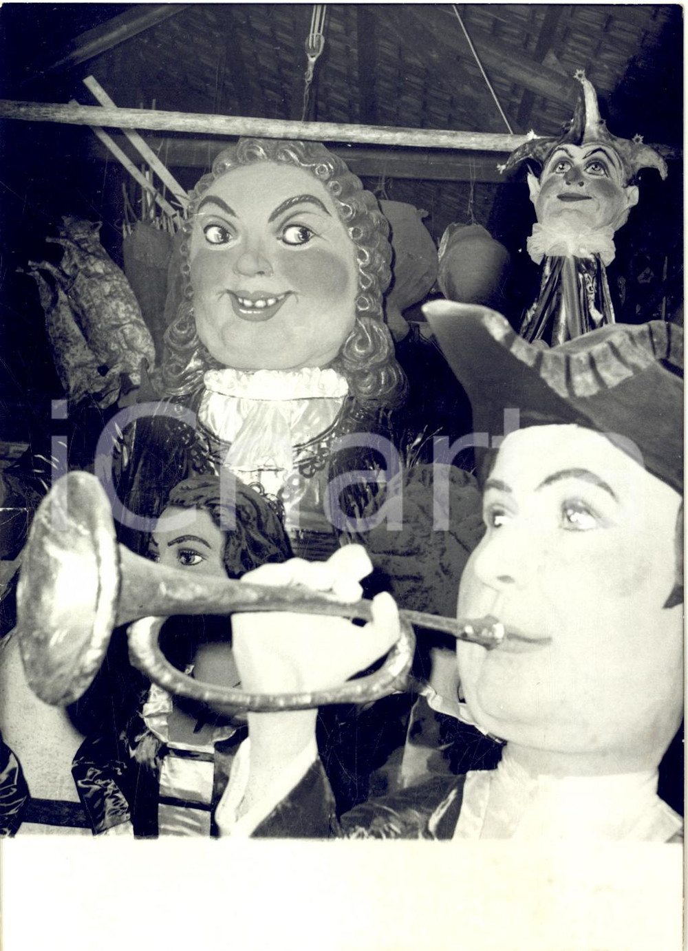 1960 NICE CARNAVAL Le char de S.M. Carnaval pendant les préparatifs *Photo 13x18