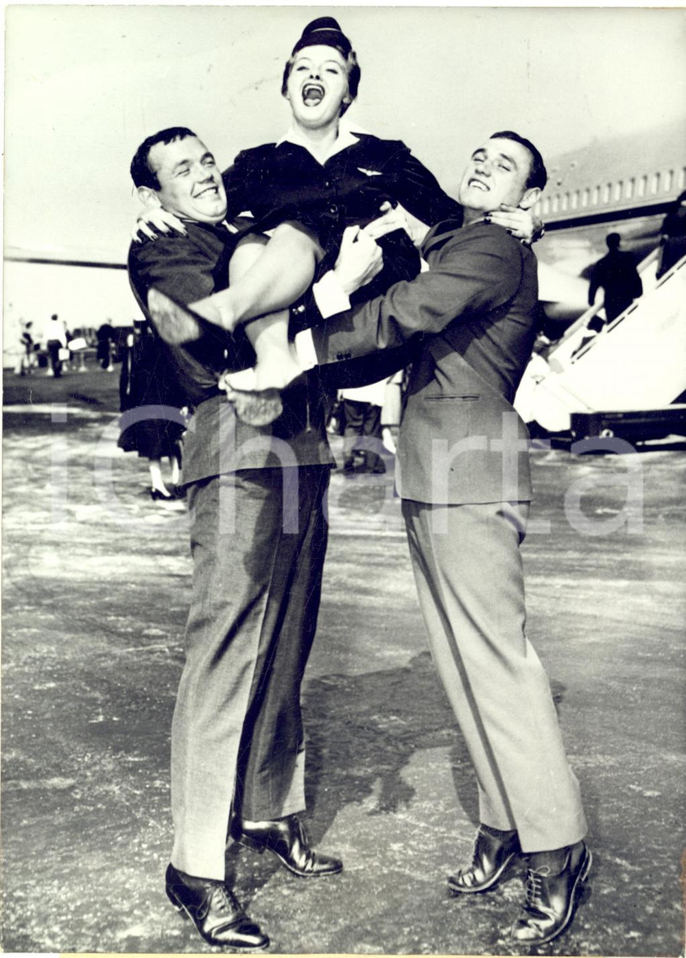 1959 NEW YORK Pugile Ingemar JOHANSSON solleva una hostess con il fratello Rolf