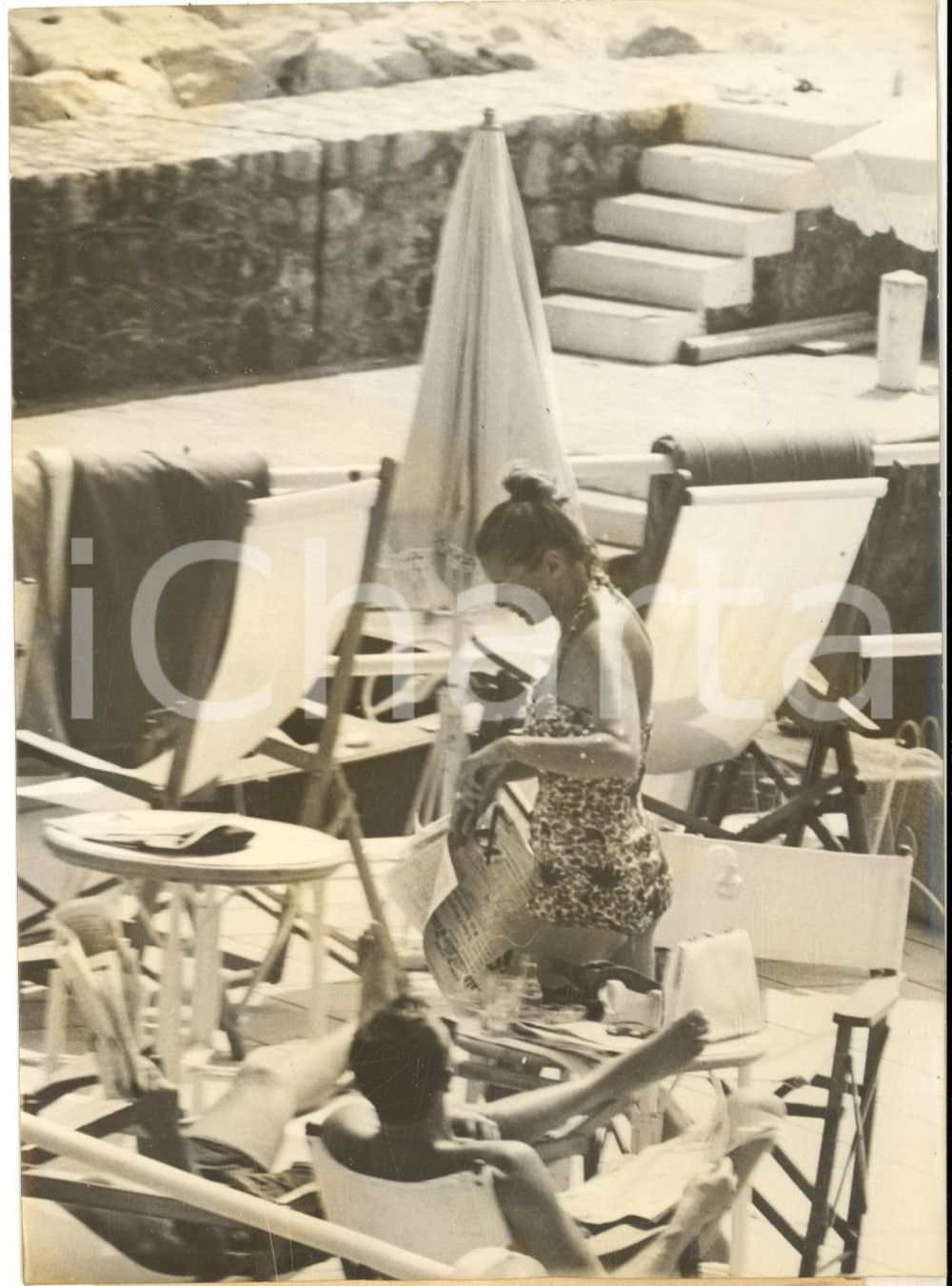 1959 BEAULIEU-SUR-MER Ingrid BERGMAN in spiaggia con Lars SCHMIDT - Foto 13x18