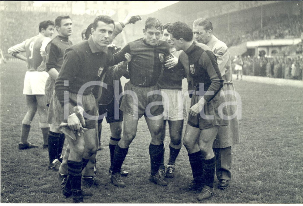 1960 ca CALCIO SERIE A GENOA Ardico MAGNINI sorretto dopo infortunio *Foto 18x13
