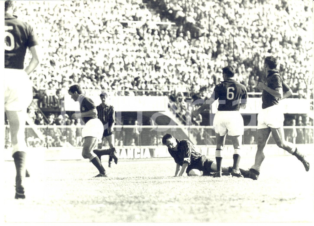 1960 ca FIRENZE CALCIO FIORENTINA-MILAN Nils LIEDHOLM a terra *Foto 18x13 cm
