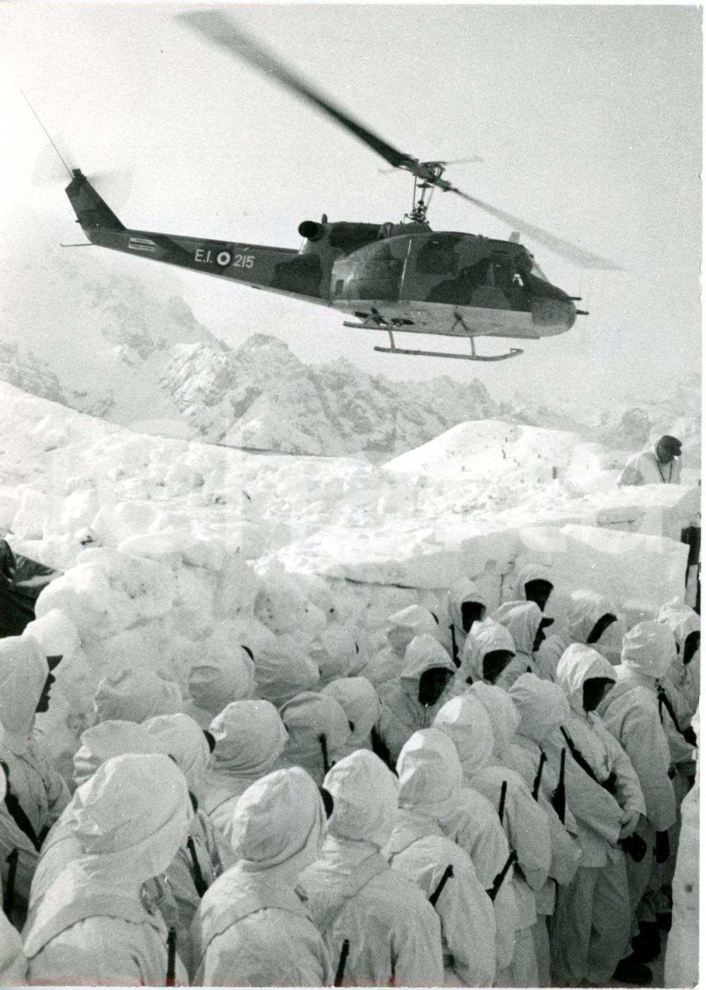 1965 PASSO PRATO PIAZZA Elicottero AB 204 sorvola alpini durante l'esercitazione