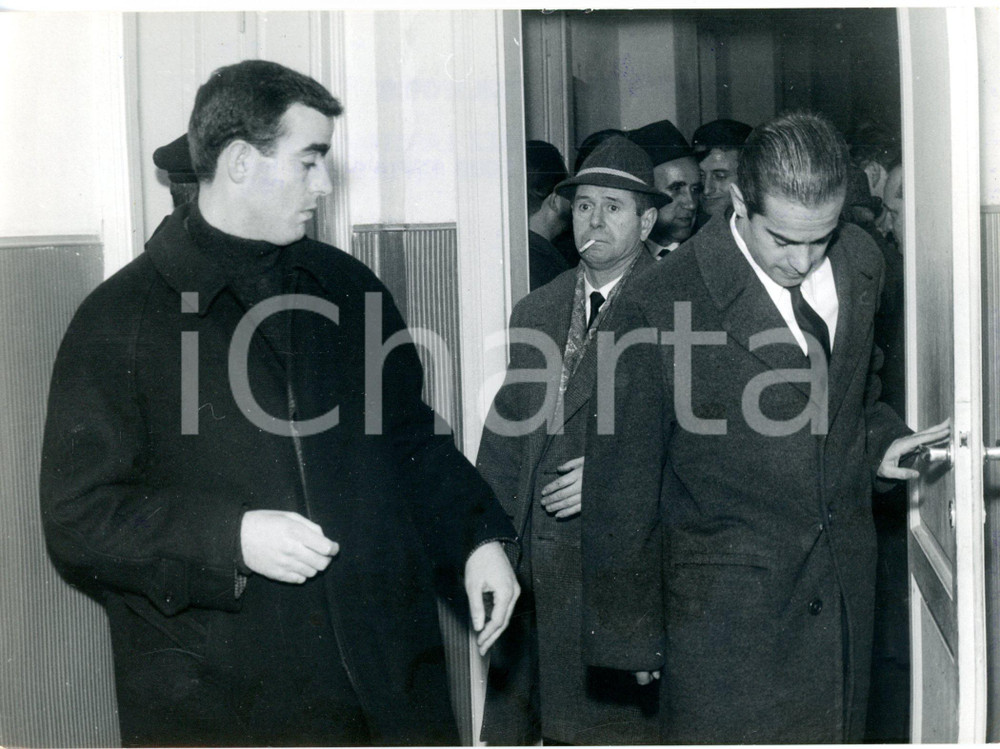 1964 CALCIO INTER - Mario CORSO Luis SUÁREZ lasciano San Siro dopo l'espulsione
