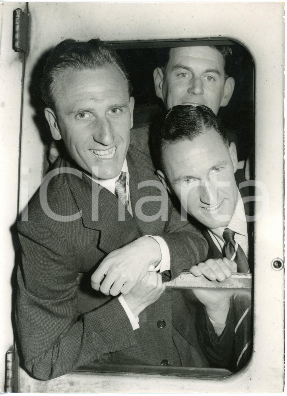 1955 LONDON - CHELSEA FOOTBALL - Eric PARSONS Stan WILLEMSE John HARRIS leaving