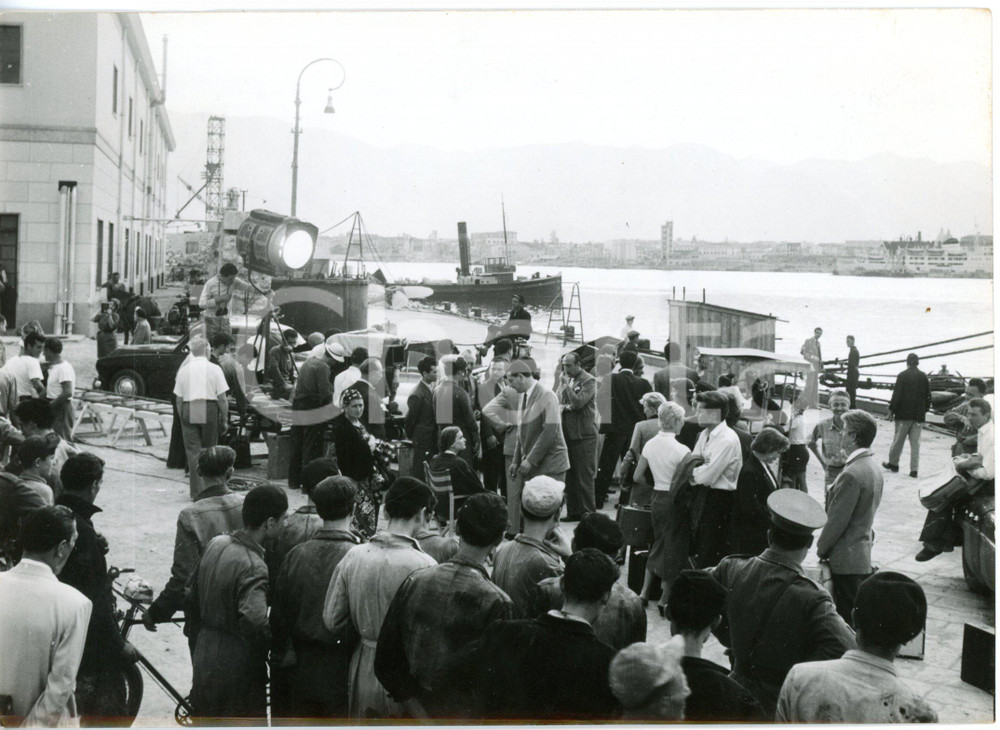 1955 ca PALERMO Set "Vacanze d'amore" - Troupe "Alme Film" durante le riprese