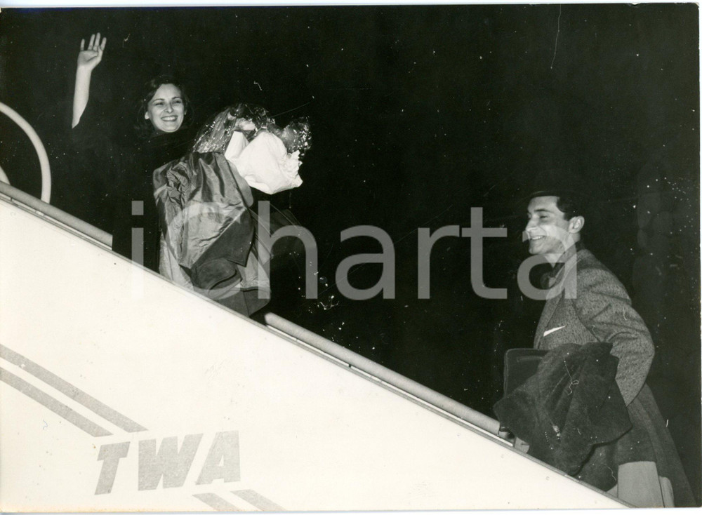 1955 ROMA Partenza di Lucia BOSÈ e Luis Miguel DOMINGUÍN per USA su aereo TWA