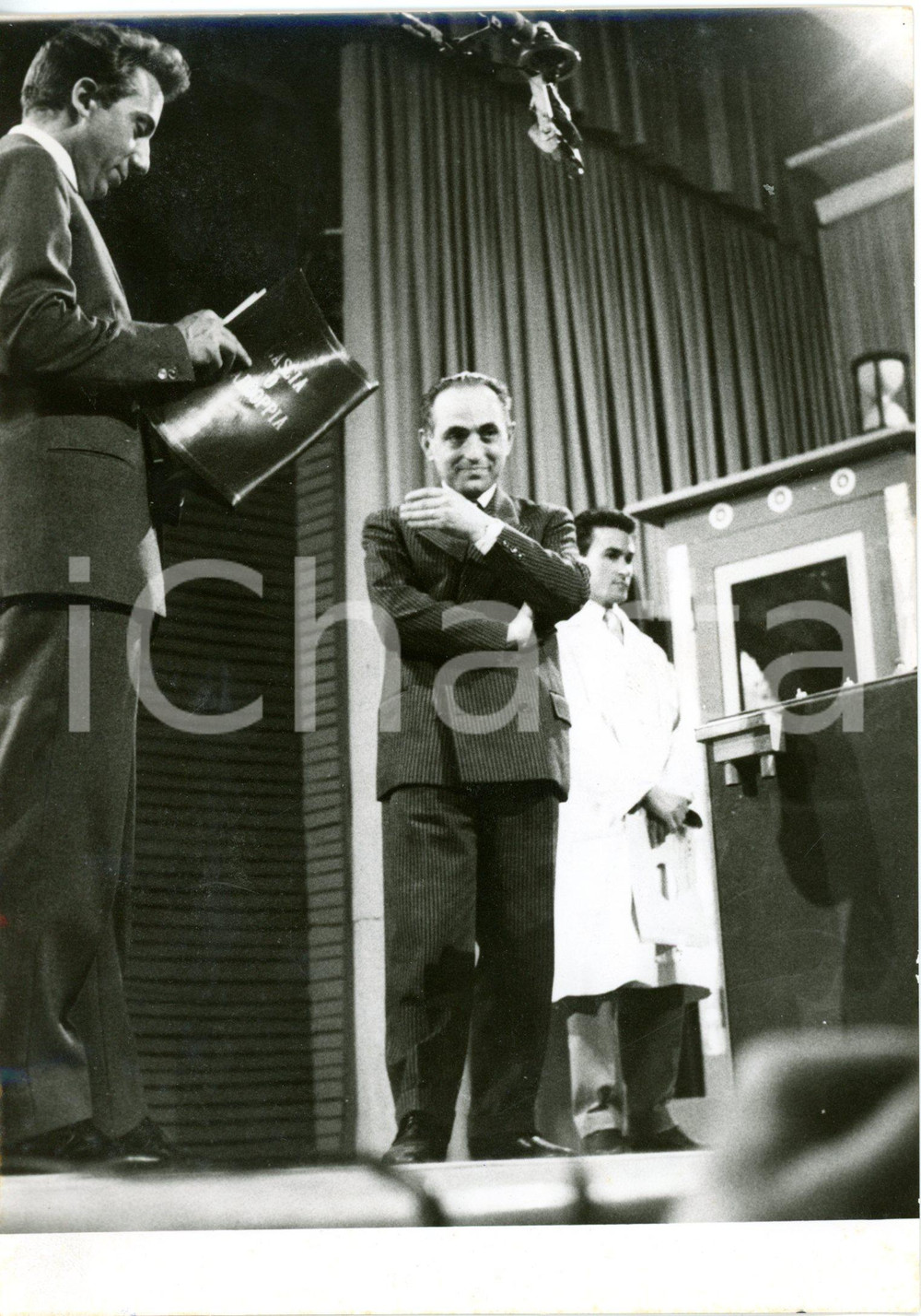 1956 LASCIA O RADDOPPIA? Mike BONGIORNO con il concorrente Marco MARZOLLO 