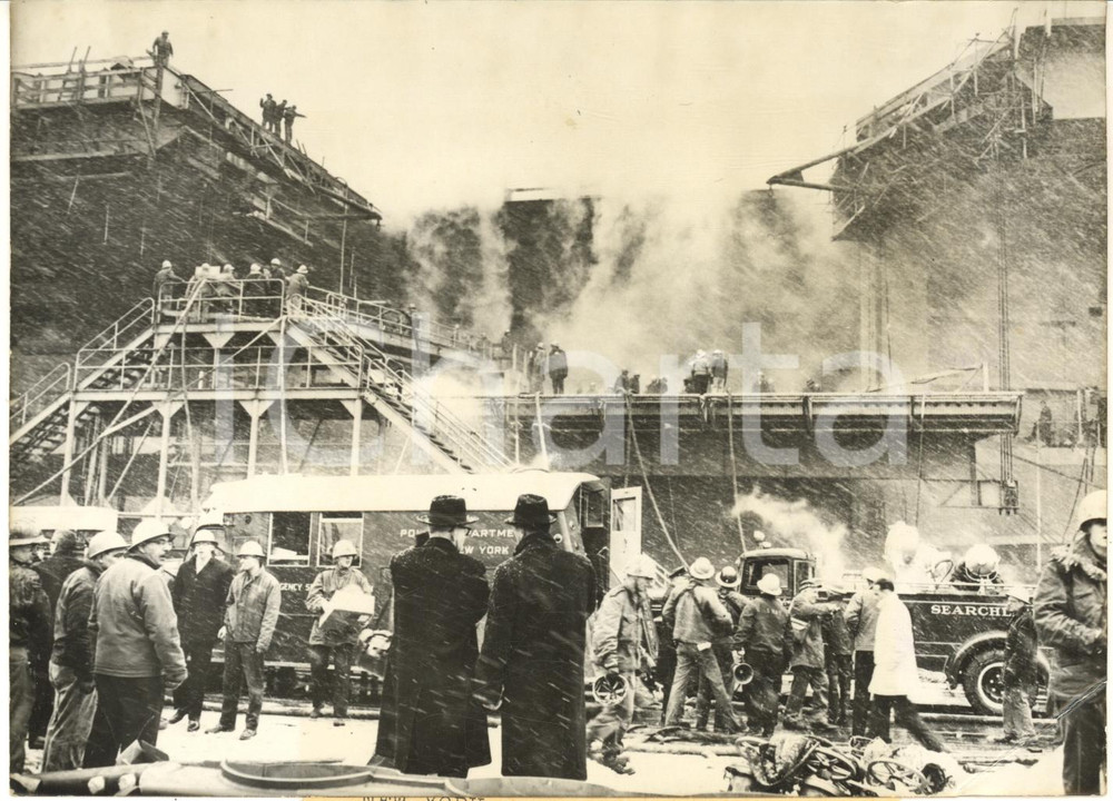 1960 NEW YORK Incendio nave portaerei CONSTELLATION - Pompieri *Foto 18x13 cm